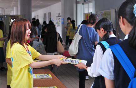 黄色いTシャツを着た学生スタッフがお出迎え！