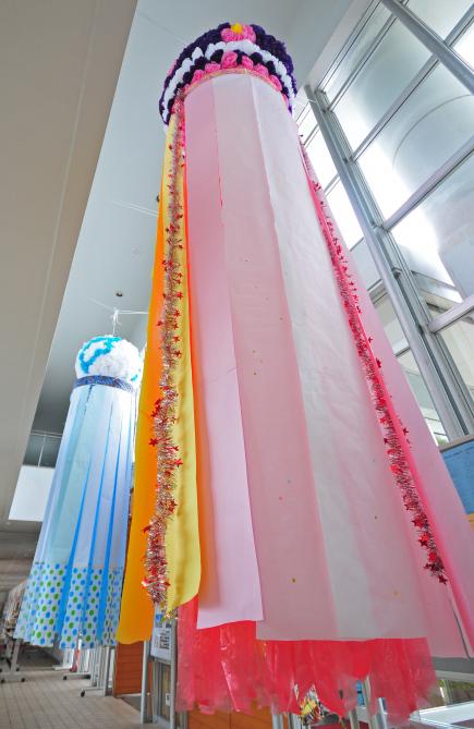 学生・教職員協同で制作した七夕飾りが入口を彩りました！