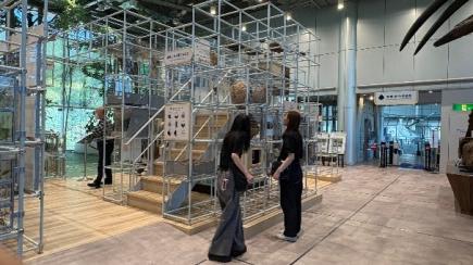  開館当初からの展示をじっくり観察