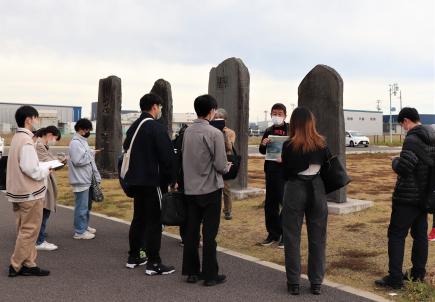 昭和三陸大津波の教訓を伝えながら、忘れられた石碑の前で