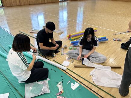 教具作成中～夏休みも集まって熱心に取り組みます