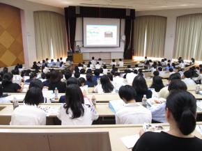 最初のプログラム「大学紹介の様子」