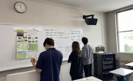 グループで調査計画を検討する学生たち