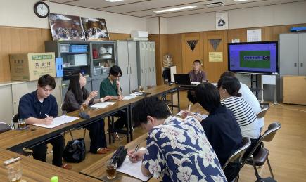 寺嶋さんからお話を伺う学生たち