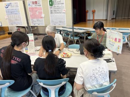 レポート相談には初のレポート試験を控える1年生の姿が