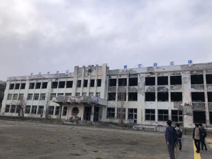 震災遺構門脇小学校に向かうTASKIの学生たち