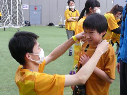 頑張ったみんなへ、学生からメダルを授与