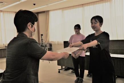 鈴木学長より賞状と奨学金が授与された。