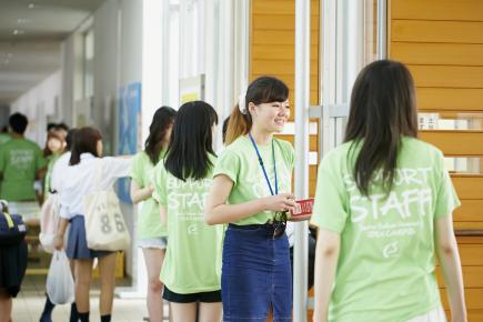 学生スタッフがお出迎えします♪