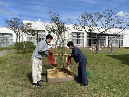 開会前の植樹の様子