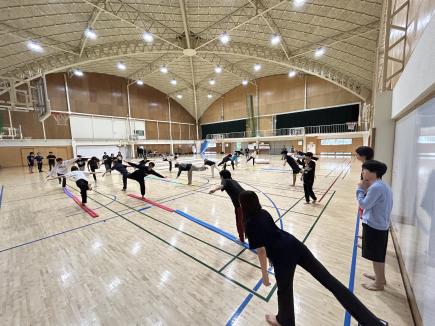 作成した模擬平均台を使って技に挑戦