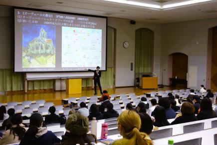 「芸術論」の講義風景（5G教室）