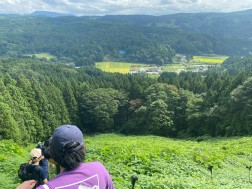【写真１】山を登っていく学生たち