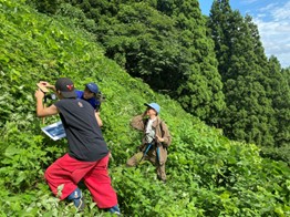 【写真2】阿部さんに教わりながらライト調整作業を行う学生