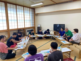 【写真3】インタビュー調査を行う学生たち