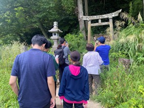 【写真4】大沢地区を歩く学生たち
