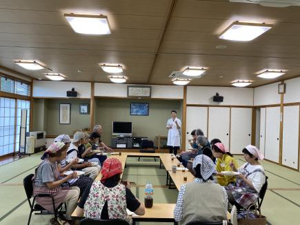 青柳先生の話を聞きながら試食タイム