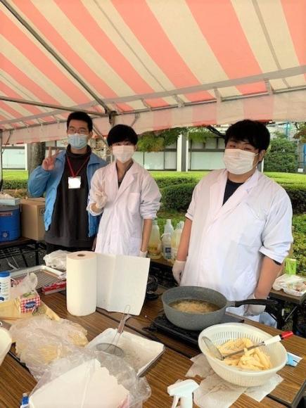 写真左から留学生の劉さん、菊地さん、佐藤さん