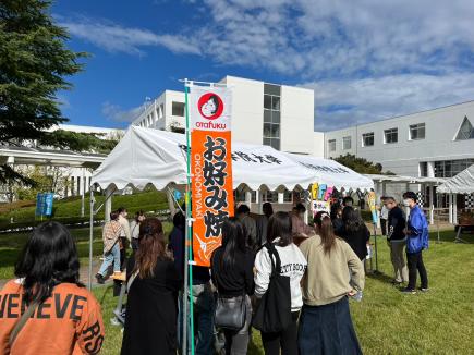 お店の前には長蛇の列が、、、