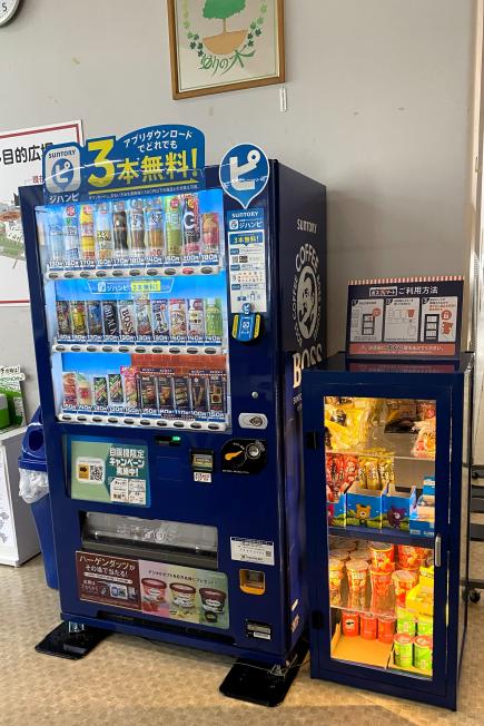 学生食堂に新たに導入された自動販売機ボスマート