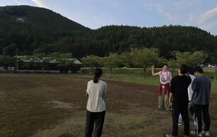 LEDライトが光る大文字山。翌日みんなで修繕作業をしました