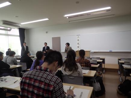 教職課程センターの先生方（右から新山先生、佐藤先生、鍵先生）