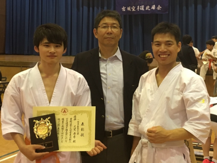 左から優勝の志賀さん、顧問の川端先生、大会初参加のブイさん