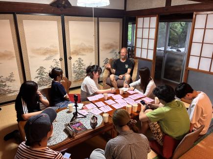 秋保カナダでスティーブさんと話す学生たち