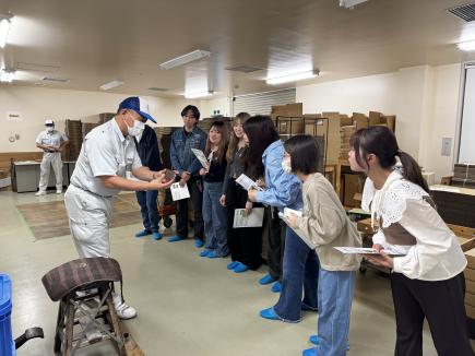 説明を興味津々で聞く学生たち