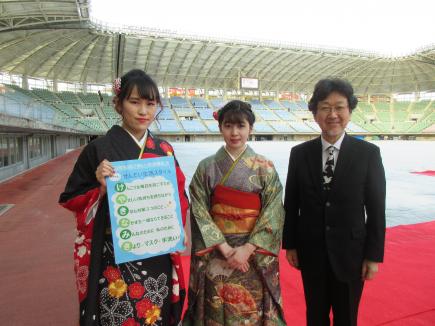 左側から佐野文海さん、千葉愛菜美さん、佐藤淳一教授
