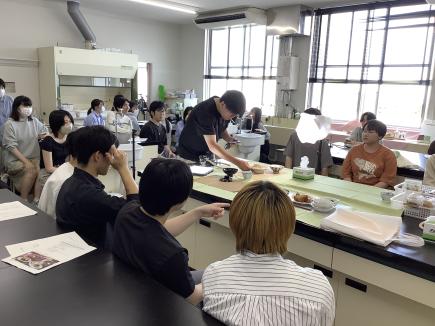 餃子定食をモデルに照明の当て方やカメラの高さや角度などを実演
