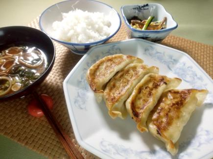 半逆光に注意して学生が撮影しました。餃子の縁が光っています。