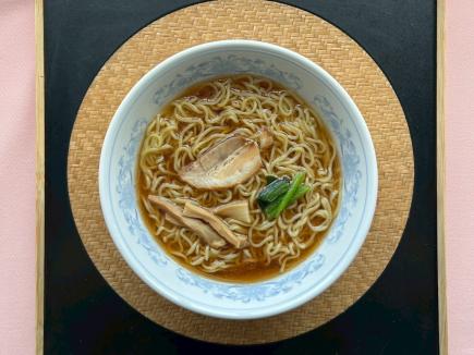 講師に教わりながら、真俯瞰からのラーメンの撮影に挑戦。