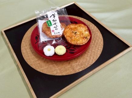せんべいを器や小物で魅力的に見せる方法も学びました。