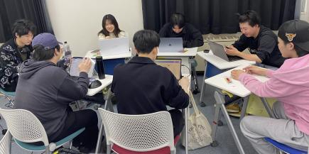 ゼミの時間に準備を進める学生たち