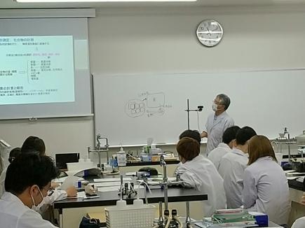 食品学実験Ⅱの実験講義中