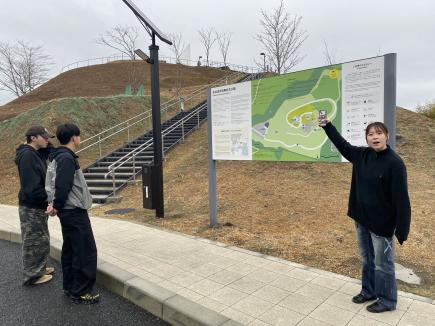 写真2：4年生の案内を受けながら復興祈念公園を見学