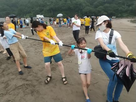 力を合わせて引っ張るだけ！　よいしょ、よいしょ！