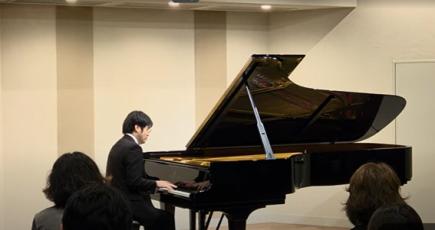 土田定克　演奏中