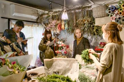 お花屋さんから海外での経験などを聞く様子