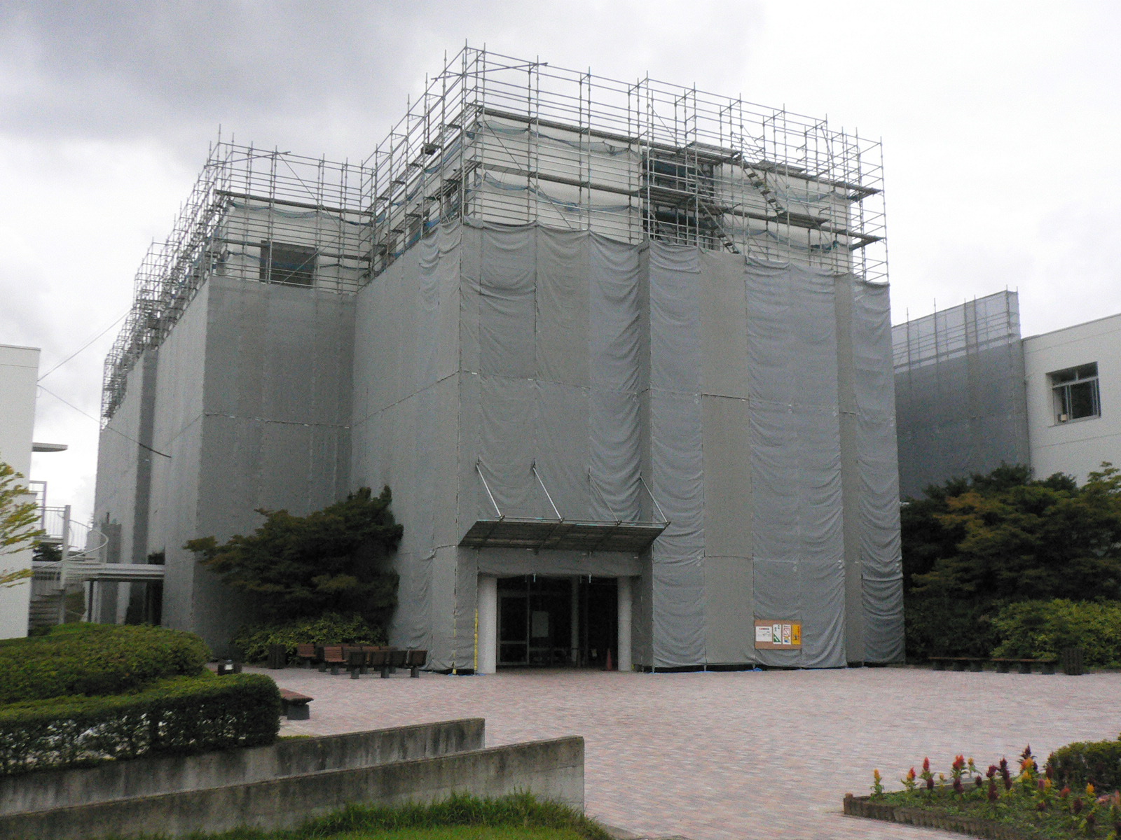 工事中の１号館（学生入り口より）