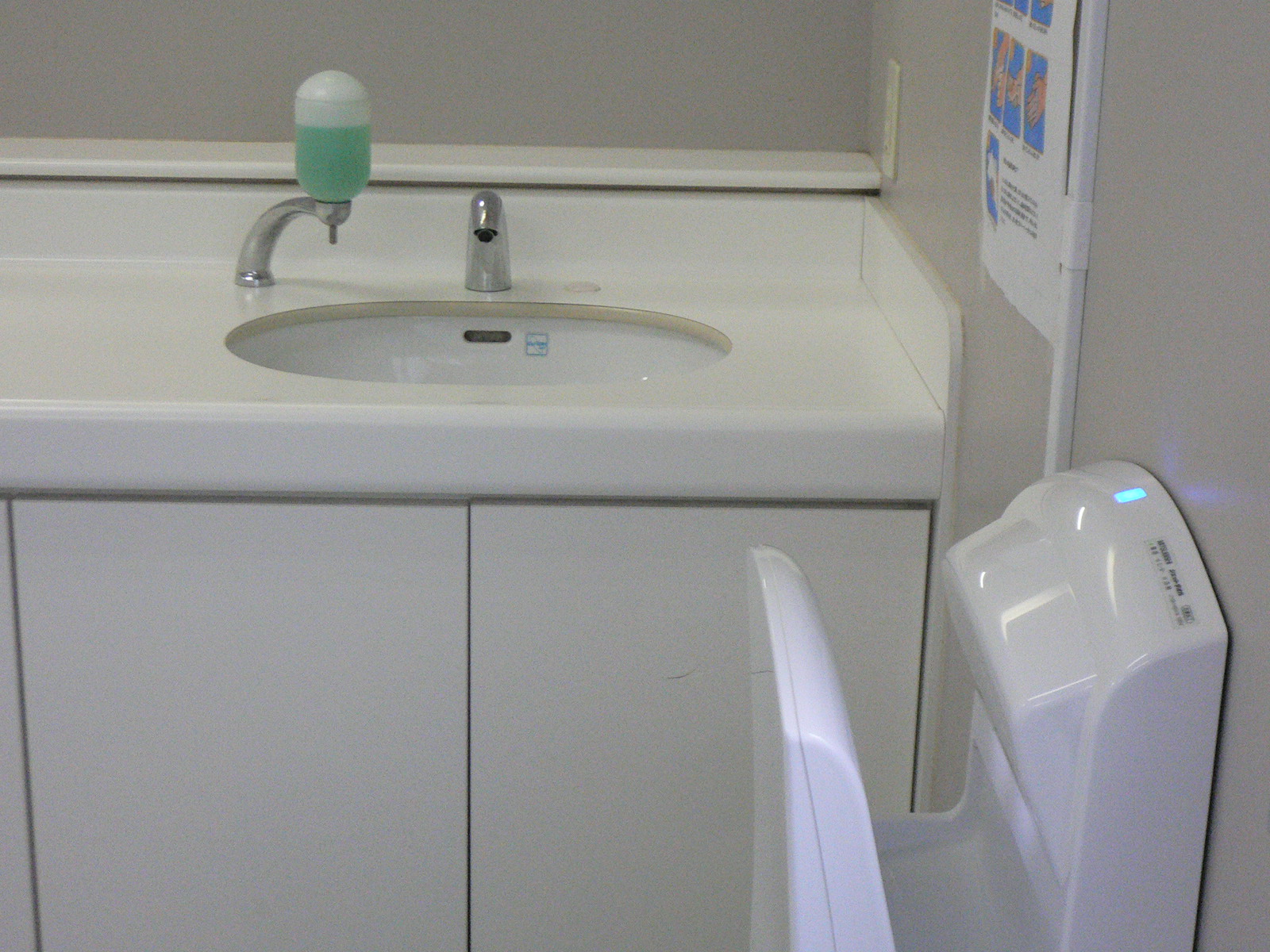 トイレ内自動水栓とジェットタオル