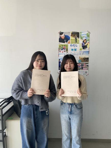 報告書を手にもって記念撮影