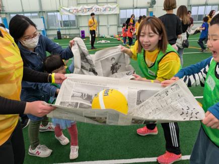 新聞紙からボールを落とすな！　チームワークが大事！