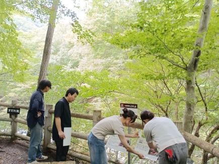 秋保大滝植物園の自然遊歩道でクイズのヒントを設置中