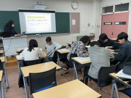 発表内容について受講生同士で交流し、検討する