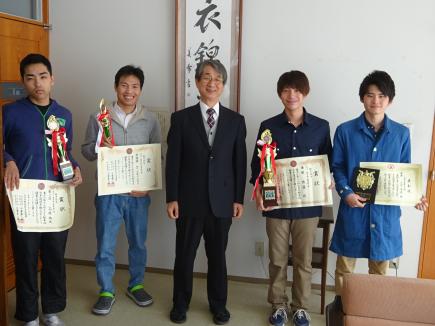 左から高橋さん、ブイさん、合田学長、佐藤さん、部長志賀さん