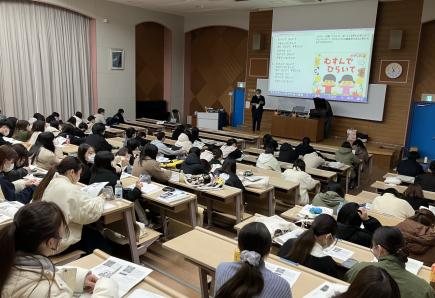 資料を見ながら聴く学生たち