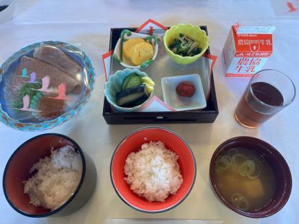 2種類の新米と地場産食材が並んだ試食会メニュー