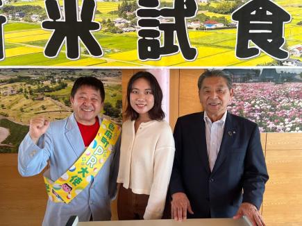 町長、PR大使のワッキー貝山さんと学生の記念撮影